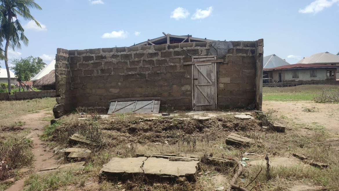 Building destroyed by flood in Onyedega