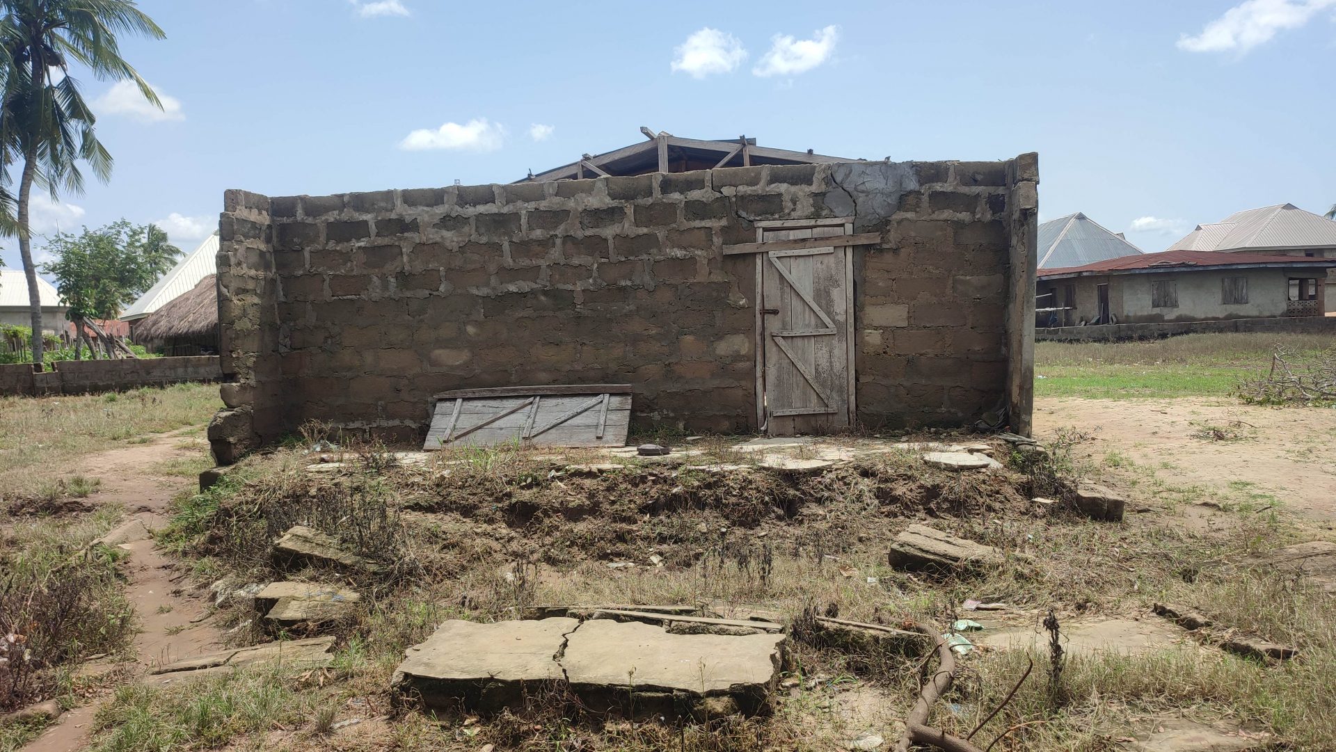 Building destroyed by flood in Onyedega
